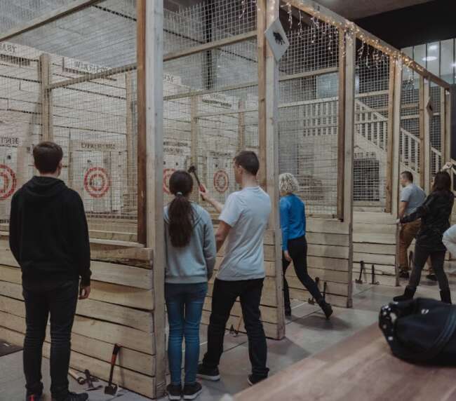 Adolescent s'initiant au lancer de hache, activité pas chère à Dunkerque