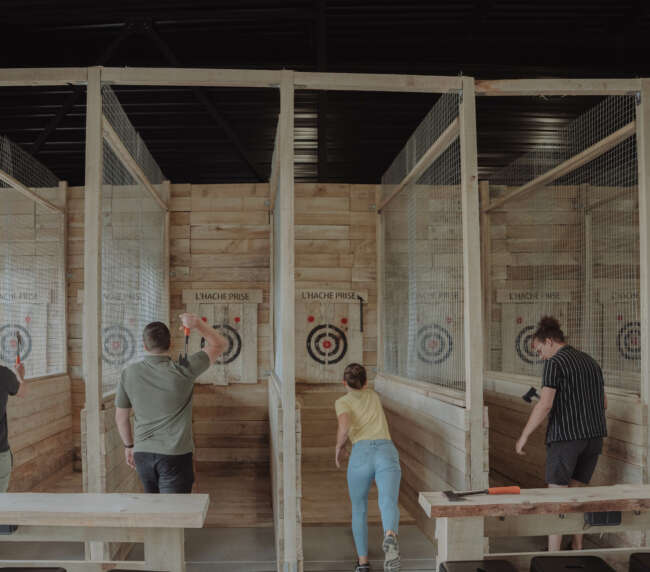 Groupe d'amis profitant d'une activité de lancer de hache à Dunkerque