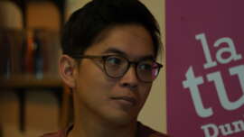 Instructeur de L'Hache Prise Dunkerque expliquant les consignes de sécurité pour le lancer de hache