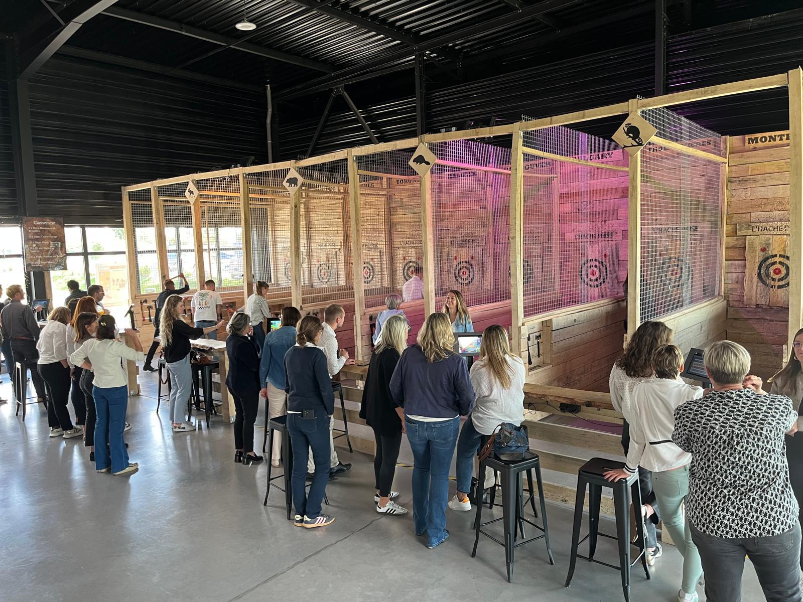 Pourquoi le lancer de haches est l'activité qui détrône le bowling et l'escape game