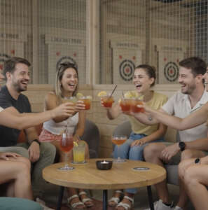 Cocktails rafraîchissants posés sur une table en bois chez L'Hache Prise à Dunkerque après la plage