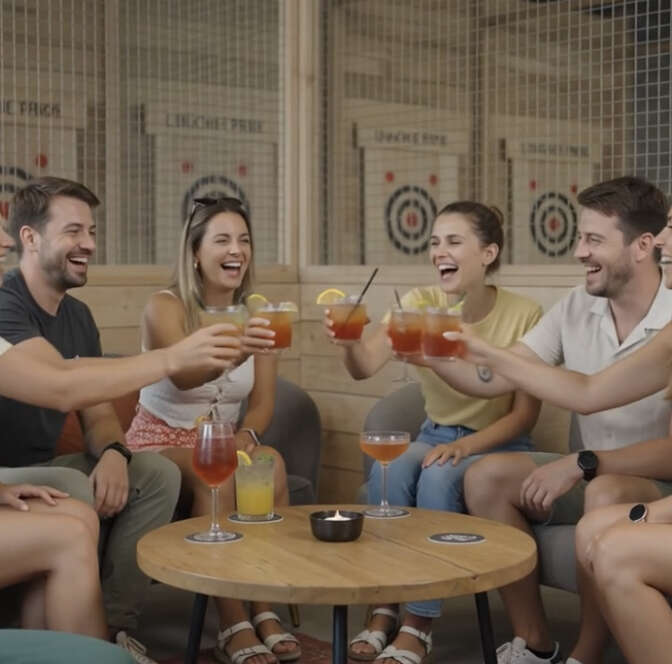 Cocktails rafraîchissants posés sur une table en bois chez L'Hache Prise à Dunkerque après la plage
