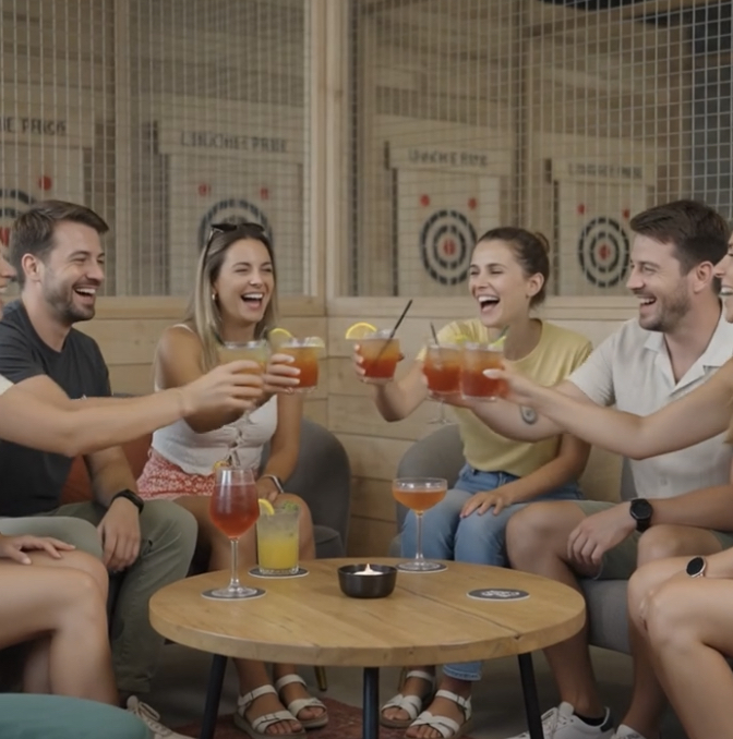 Cocktails rafraîchissants posés sur une table en bois chez L'Hache Prise à Dunkerque après la plage
